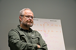 Zamyšlený lektor kurzu Večerní fotoškola