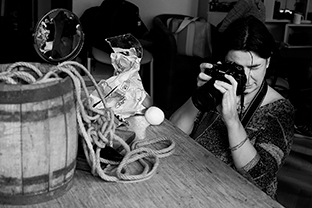 Frekventantka kurzu fotí kompoziční záběr