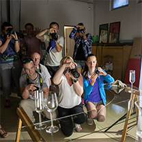 Frekventantka kurzu fotí kompoziční záběr