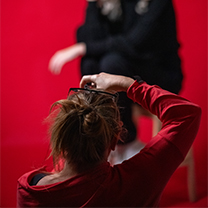 Frekventanti kurzu fotí modelku