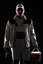 Portrét natěrače s nářadím