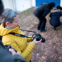 Studentka na kurzu kontroluje snímek ve fotoaparátu