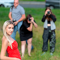 Studenti na kurzu fotí modelku