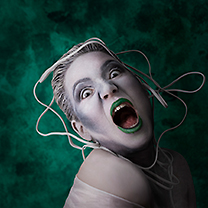 Inscenovaný portrét křicící ženy