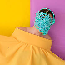 Inscenovaný portrét s tváří zahalenou provázky