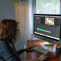 Lektorka předvádí práci na počítači