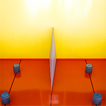 Detail stěny stavby s důrazem na linie