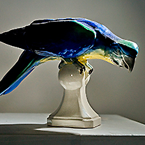 Skleněný papoušek na podstavci