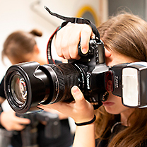 Detail na frekventantantku pri fotografování