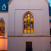 Nasvícená vitráž na okně kostela