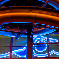 Detail osvětleného bazénu