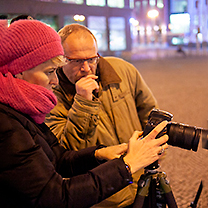 Frekventanti fotografují noční ulici