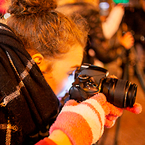 Frekventanti fotografují noční ulici