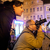 Frekventanti fotografují noční ulici