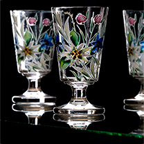 Skleničky na tmavém pozadí