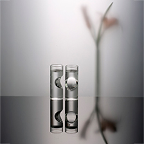 Plastika s květinou v pozadí