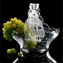 Váza s ovocem na tmavém pozadí